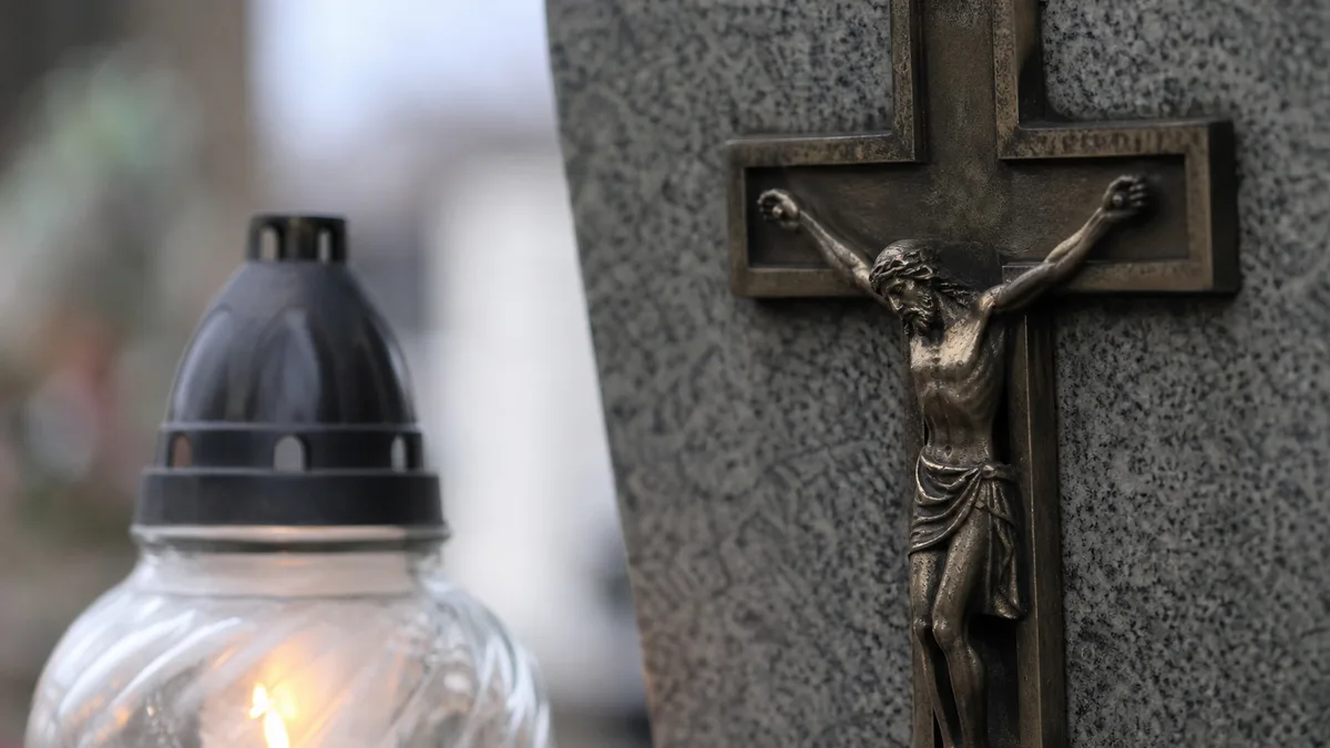 Odrestaurowany cmentarz Jungenfeldów ma tablicę Szlaku Polsko-Węgierskiego
