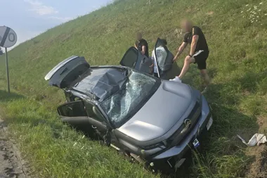 Katowiccy policjanci pomogli uczestnikom zdarzenia drogowego - Wiadomości Policja Śląska