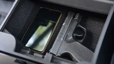 Telefon wyrwany przy przystanku. W aucie 29-latka znaleziono wiatrówkę