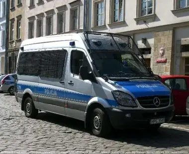 Dzieci za kierownicą radiowozu, potem slalom w alkogoglach