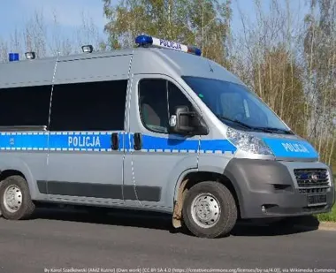 Zakrwawione pomieszczenie i policyjny pośpiech - 56-latek uratowany w Czarnym Dunajcu
