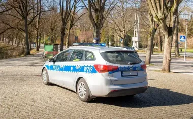 Po rozboju w Ostrowsku policja odzyskała zegarek, jeden z zatrzymanych był poszukiwany