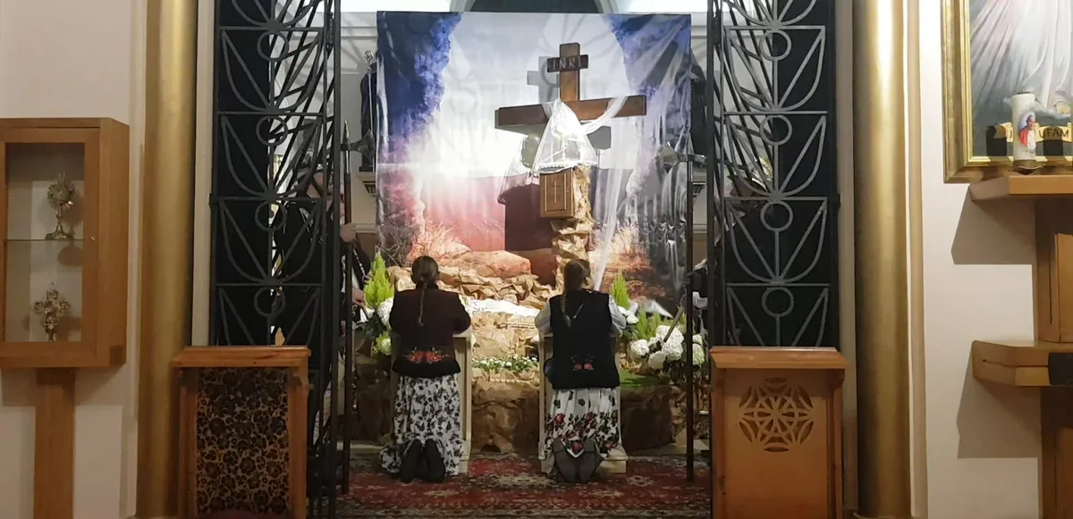Grafika promocyjna wydarzenia Wielki Piątek w Waksmundzie: liturgia Męki Pańskiej i adoracja Krzyża