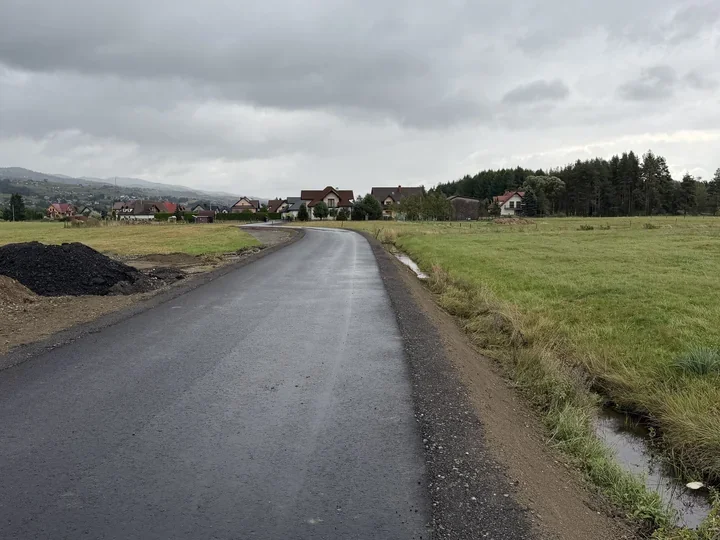 Droga rolnicza w Harklowej po przebudowie. Jezdnia ma 4 metry