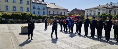 Strażacy z Nowego Targu stanęli w rynku - odznaczenia i awanse przyciągnęły uwagę
