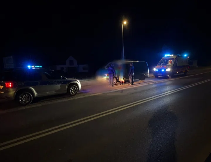 Nocny patrol w Pieniażkowicach przerwał dramat w zaparkowanym aucie