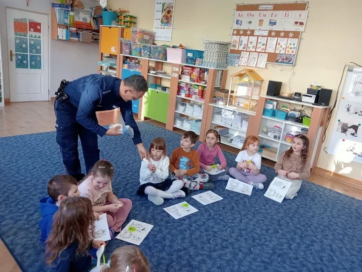 Policjanci z Komendy Powiatowej w Nowym Targu - zajęcia o bezpieczeństwie w sieci dla zerówki