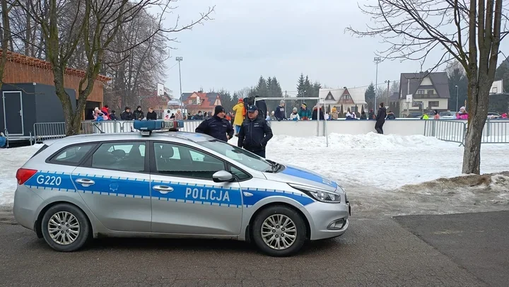 Dzielnicowi na lodowisku Domino - apel o bezpieczeństwo podczas ferii
