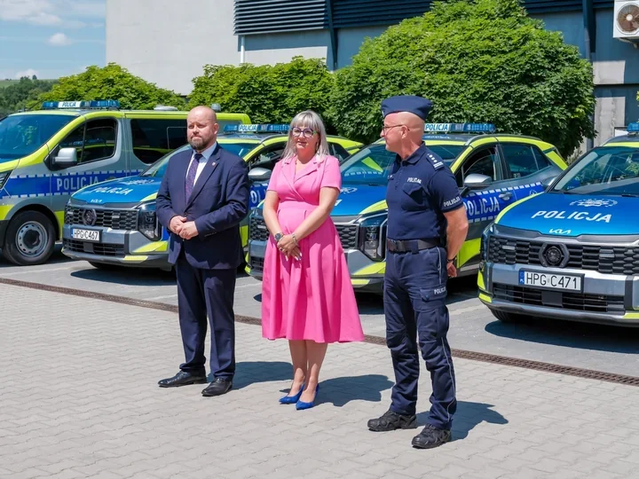 Policja w Nowym Targu dostała 19 radiowozów, UTV i rowery elektryczne