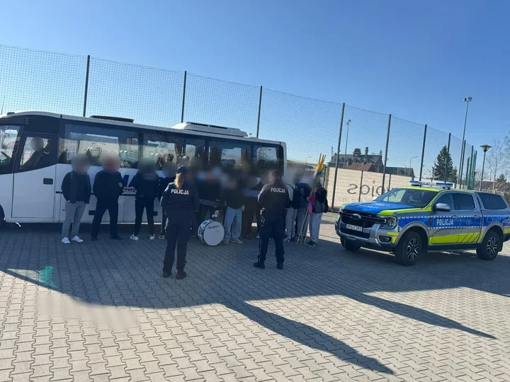 Młodzież przed meczem w Nowym Targu - policjanci rozmawiali o konsekwencjach