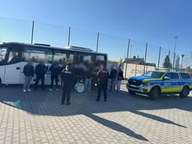 Młodzież przed meczem w Nowym Targu - policjanci rozmawiali o konsekwencjach