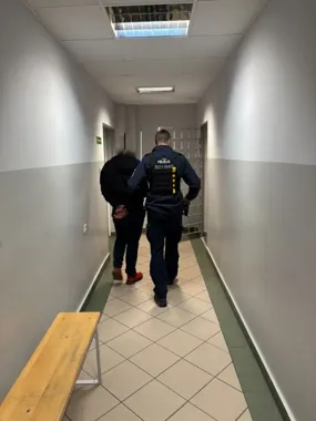 Nerwowy postój pod sklepem - policjanci wyciągnęli z auta narkotyki
