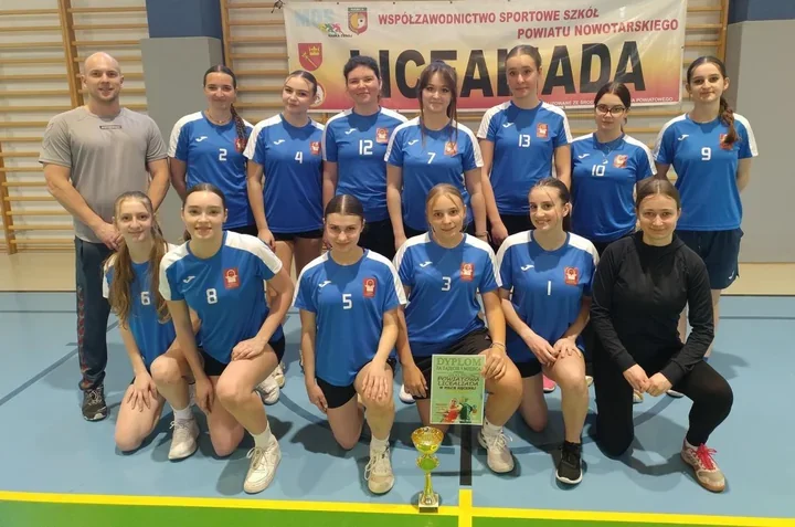Zespół Szkół z Jabłonki triumfuje w licealiadzie piłki ręcznej dziewcząt