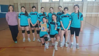 Młodzi siatkarze walczyli o awans – emocje i zwycięzcy turnieju mini siatkówki w Cichem